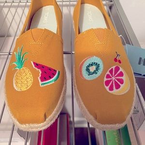NIB Mustard/Gold Fruit embroidered Toms Espadrilles!!